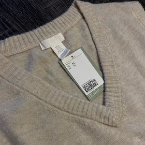 I am selling a size XS light beige melange V-neck sweater vest from H&M.